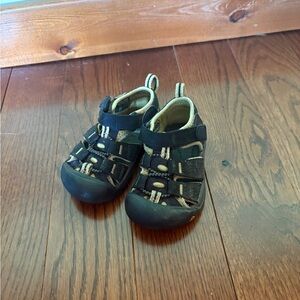 Keen size 5 toddler Kids Black green sandals shoes slip on Velcro outdoor nature